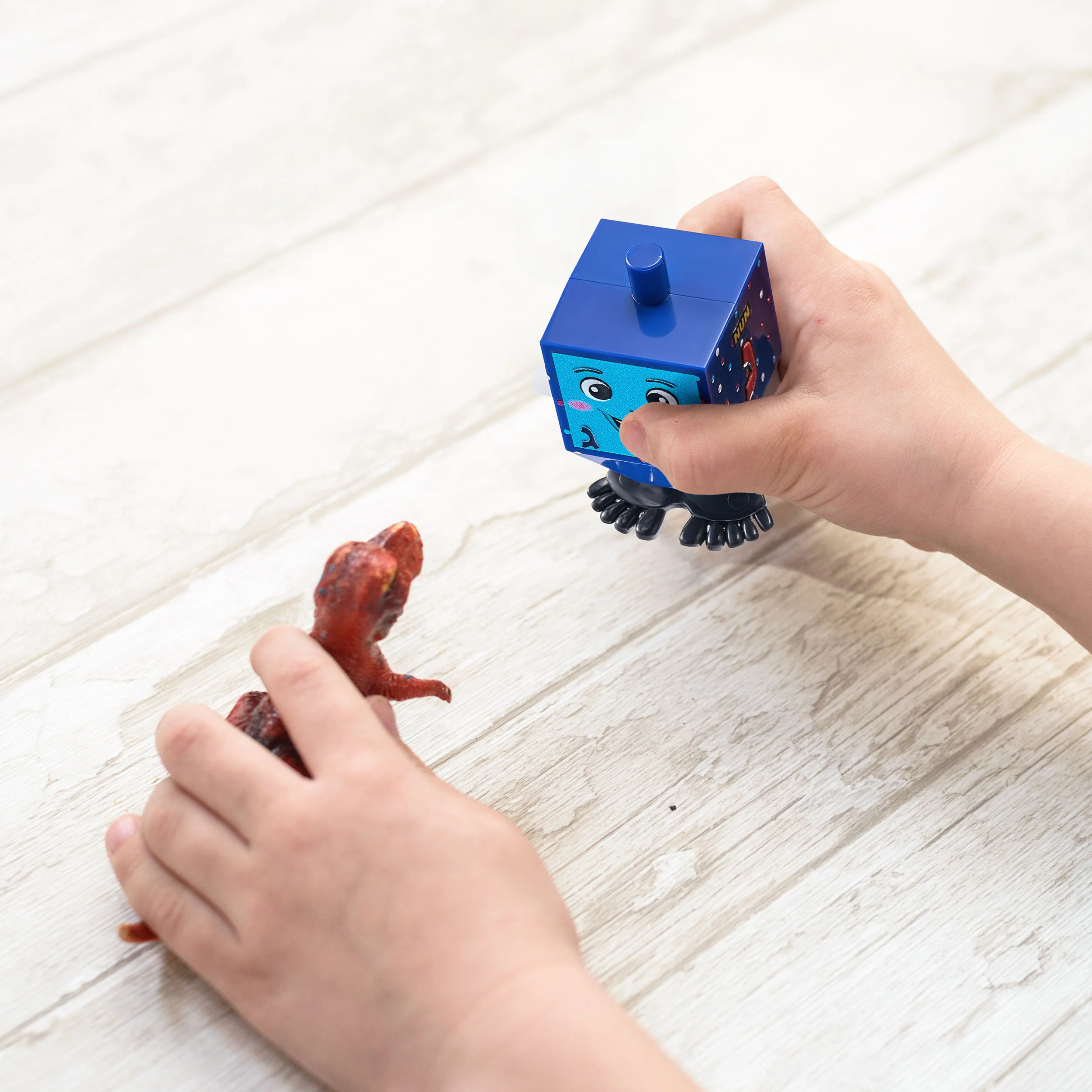 Chanukah Wind Up Jumping Dreidel – 2.5" x 1.25" - Image 3