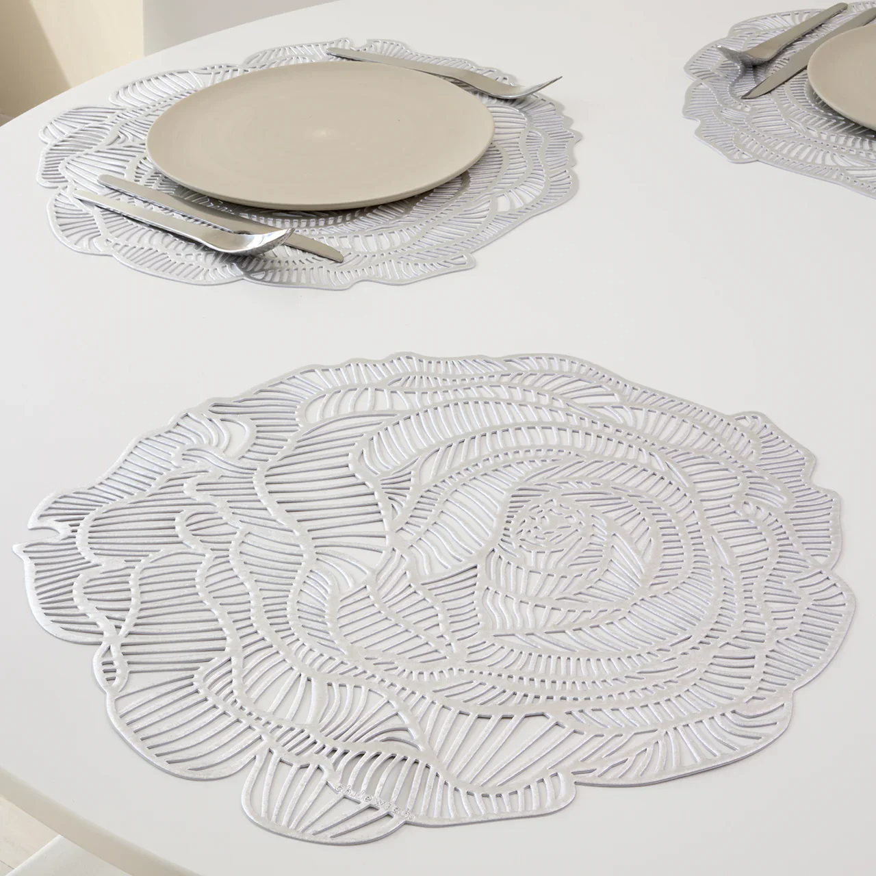 Chilewich Round Rose Placemats - Silver - Image 4
