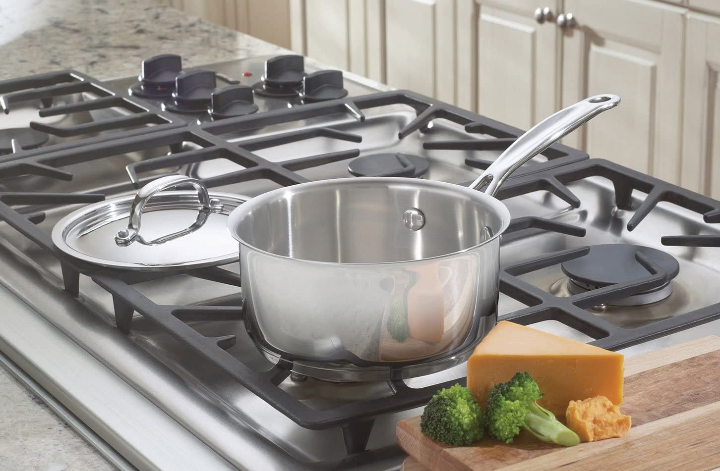 Cuisinart Chef's Classic Stainless Saucepan with Cover 1 ½ Quart - Image 3