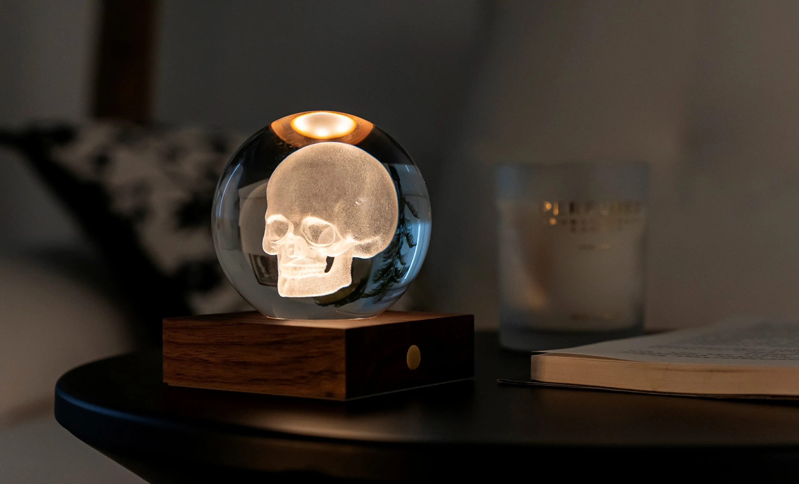 Gingko Designs Amber Crystal Light Paper Weight β Skull - Image 3