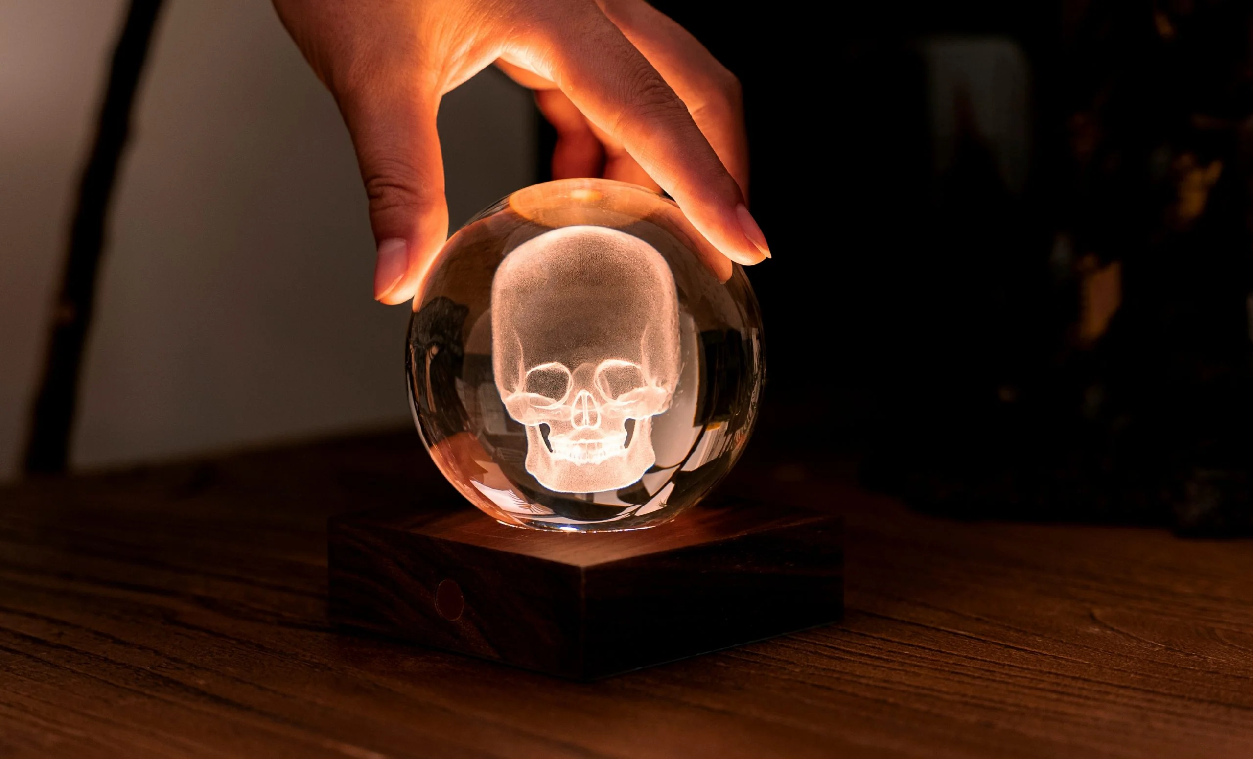 Gingko Designs Amber Crystal Light Paper Weight β Skull - Image 6
