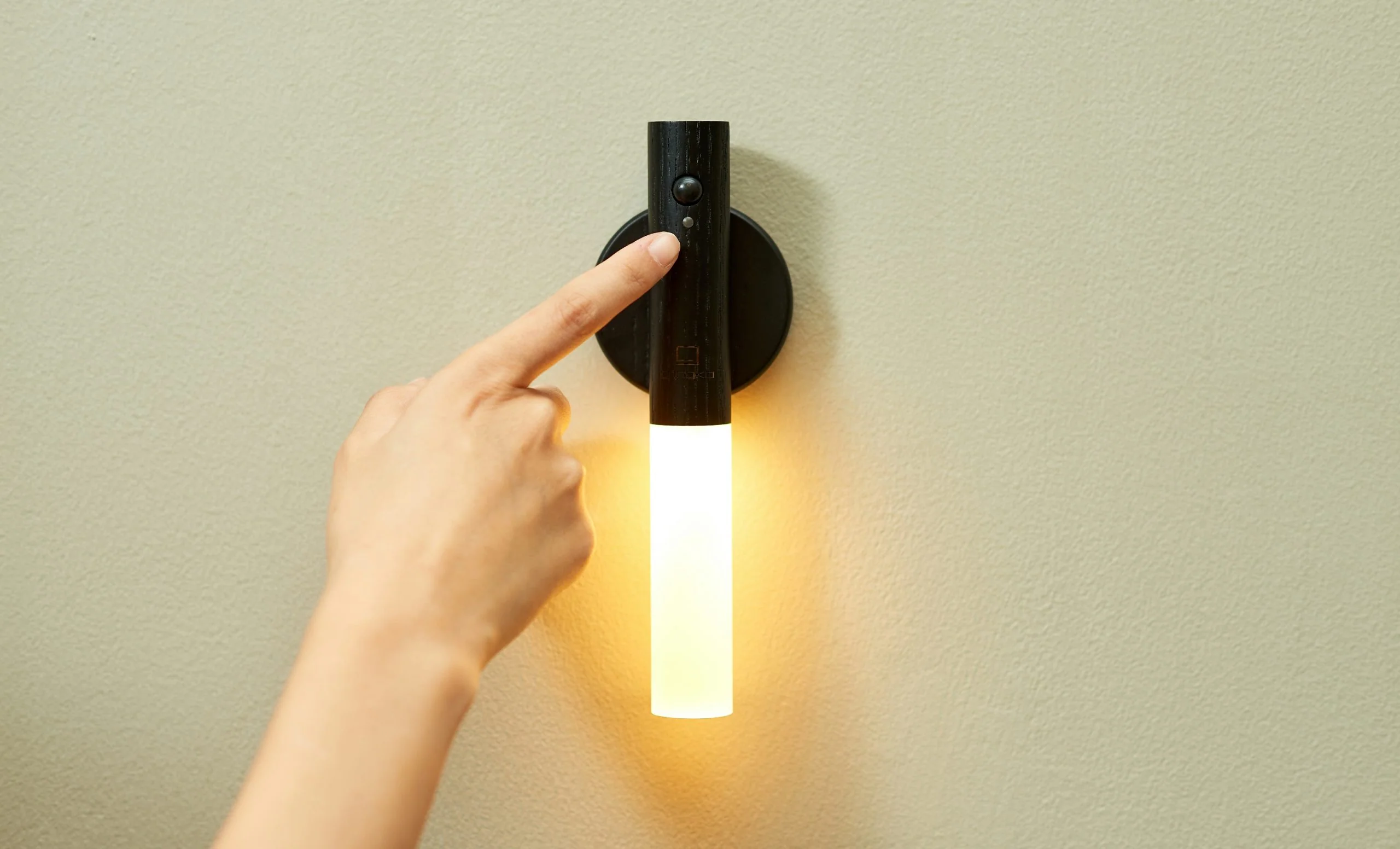 Gingko Smart Baton Light – Natural Walnut Wood – 7" - Image 2