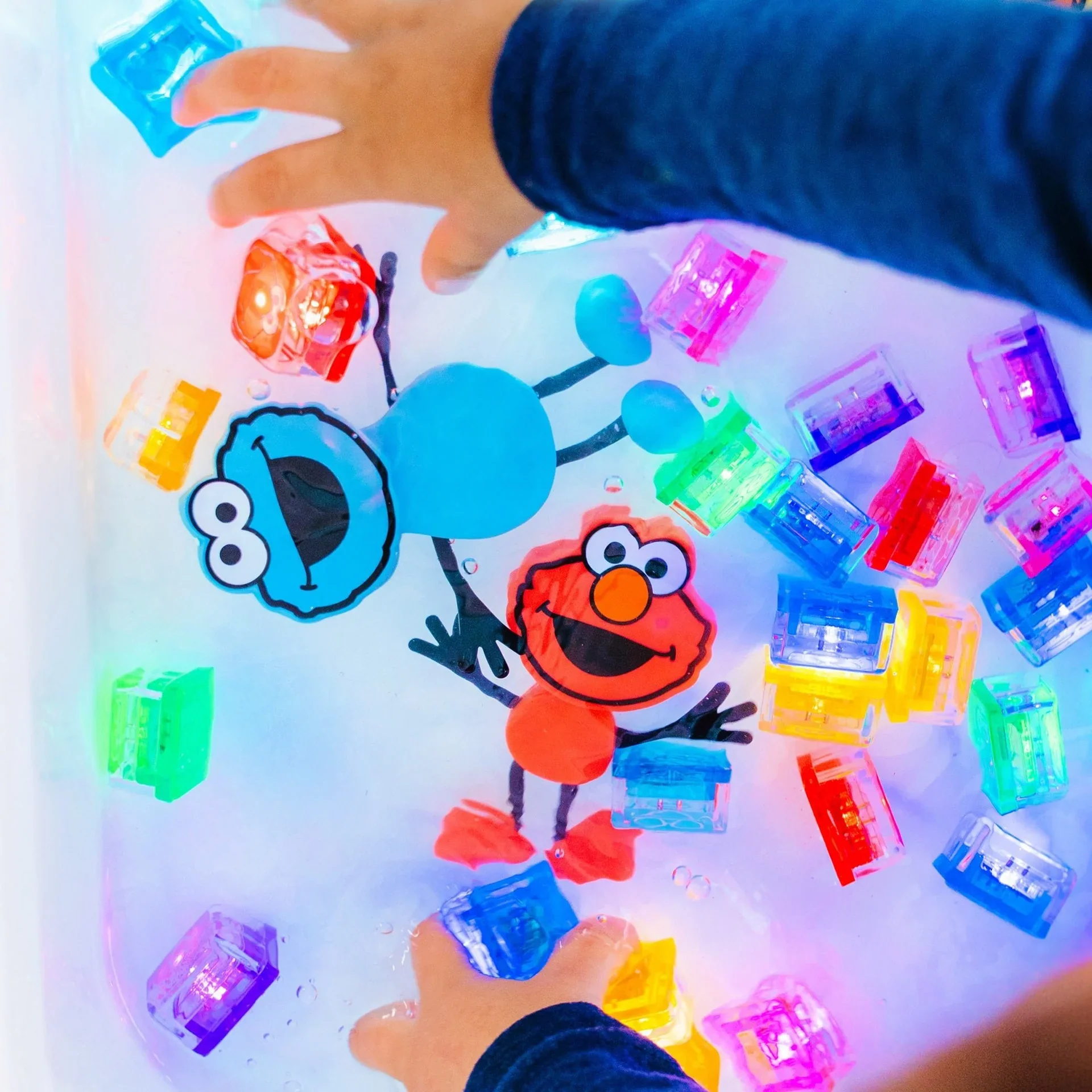 Glo Pals Light up Pal & Cubes – Cookie Monster Character - Image 6