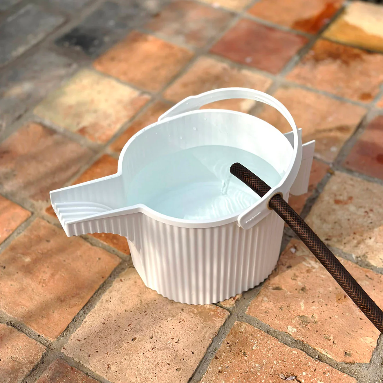 Hachiman Garden Beetle Watering Cans - Large 5L – White - Image 2