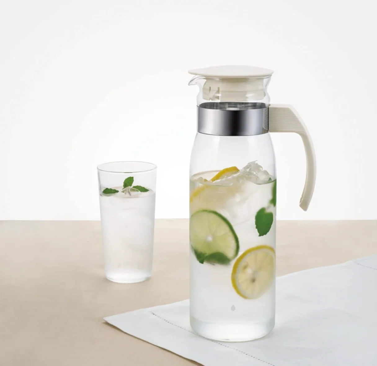 Hario Slim Refrigerator Glass Pitcher – Off White – 48oz. - Image 4