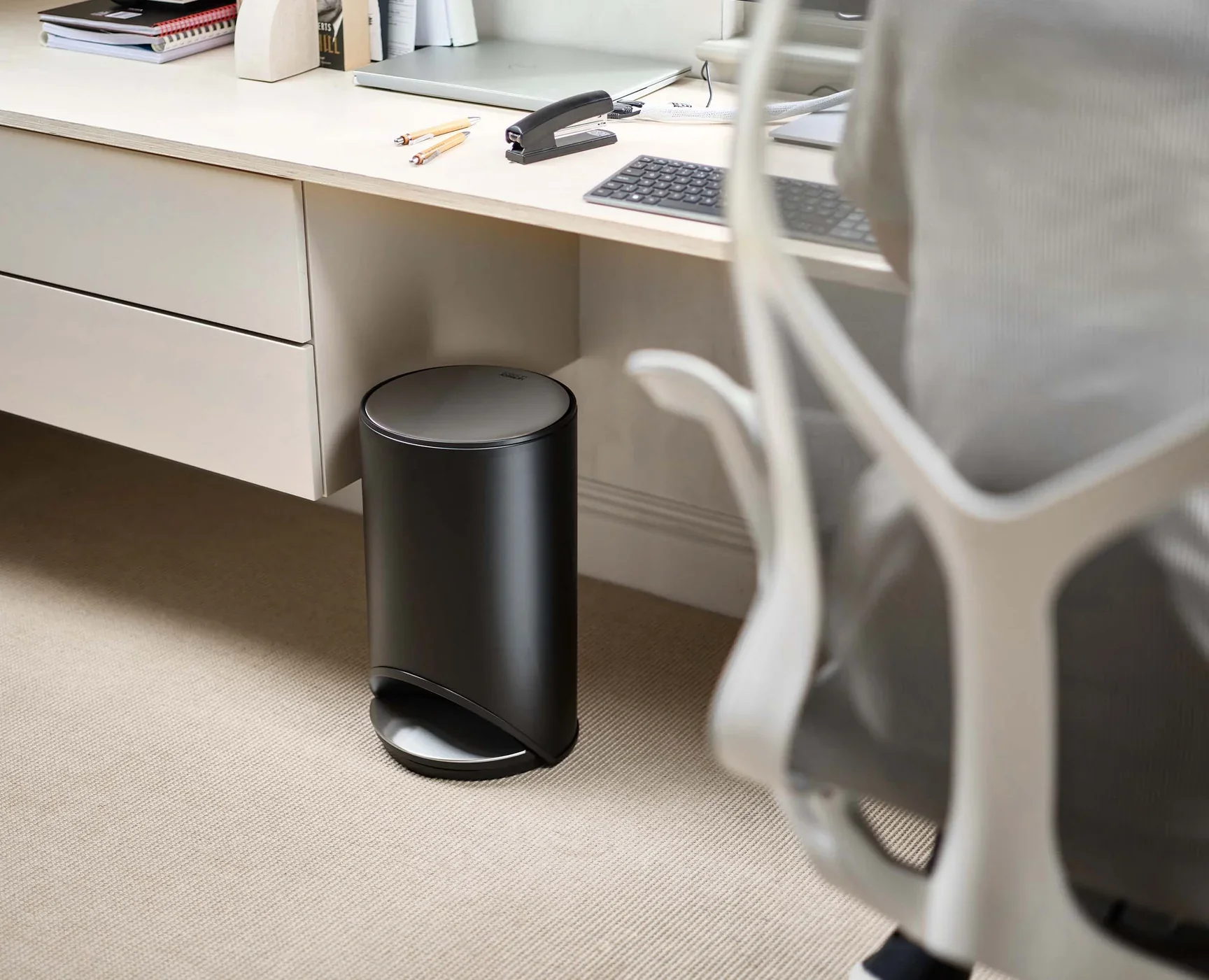 Joseph Joseph Arc 10L Easy-push Pedal Trash Can – Matt Black - Image 7