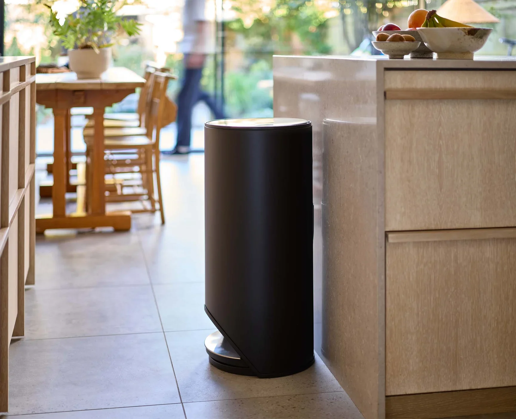 Joseph Joseph Arc 30L Easy-push Pedal Trash Can – Matt Black - Image 6