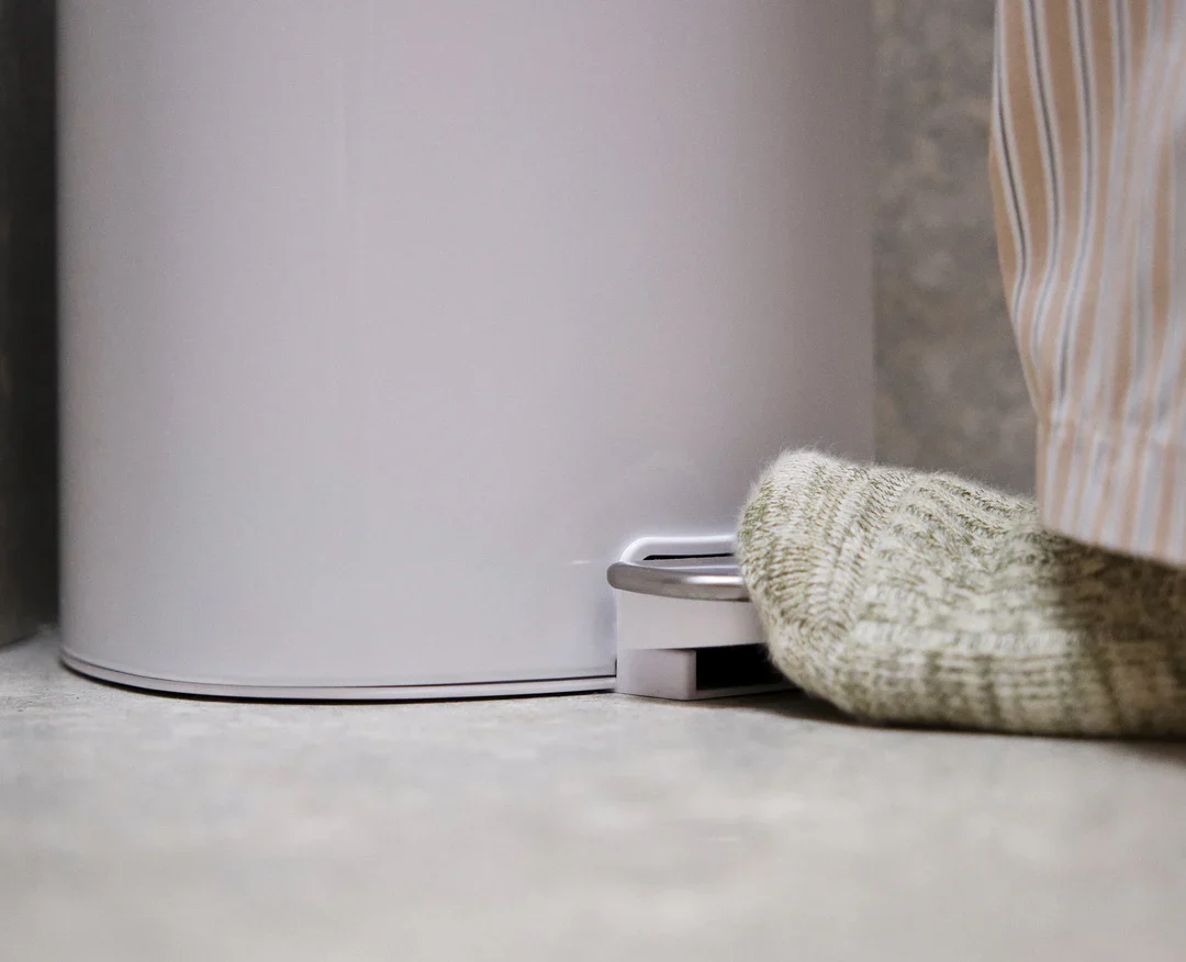 Joseph Joseph EasyStore 5L Bathroom Pedal Trash Can – Gloss White - Image 5