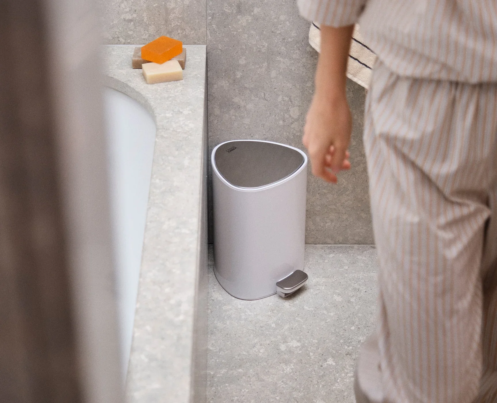 Joseph Joseph EasyStore 5L Bathroom Pedal Trash Can – Gloss White - Image 6