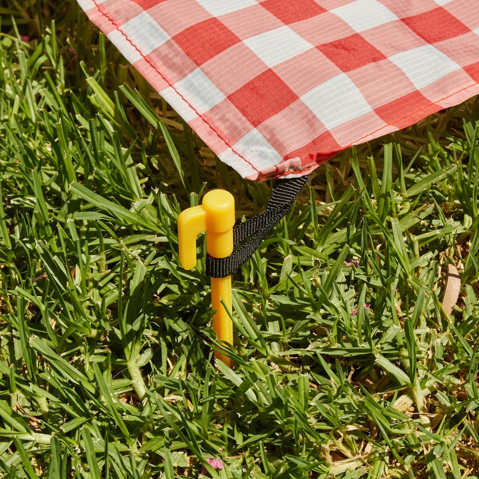 Kikkerland β Folding Gingham Picnic Blanket β 76" x 53" - Image 4