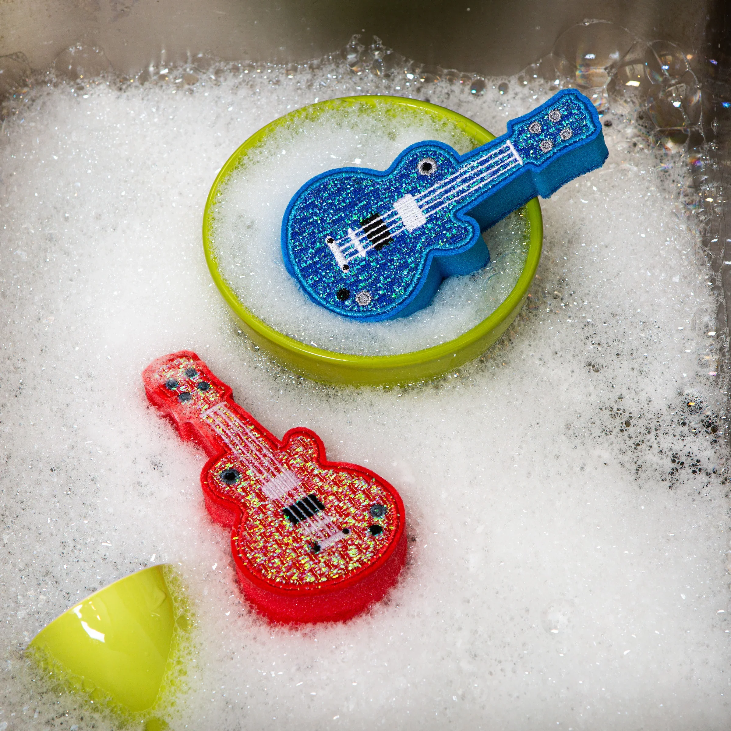Kikkerland Guitar Scrub Sponges – Set of 2 - Image 3