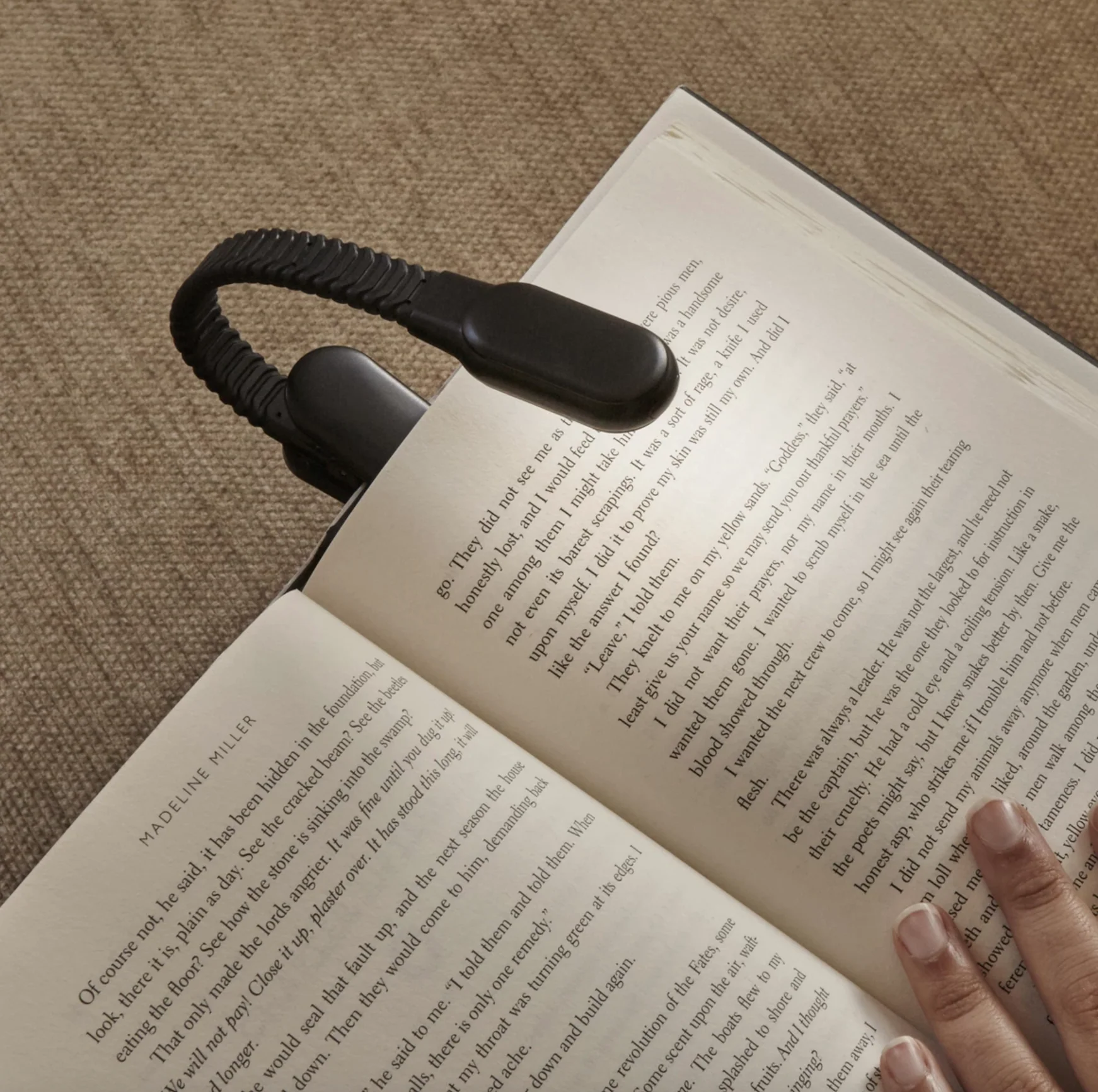 Kikkerland Rechargeable Booklight β Black - Image 4