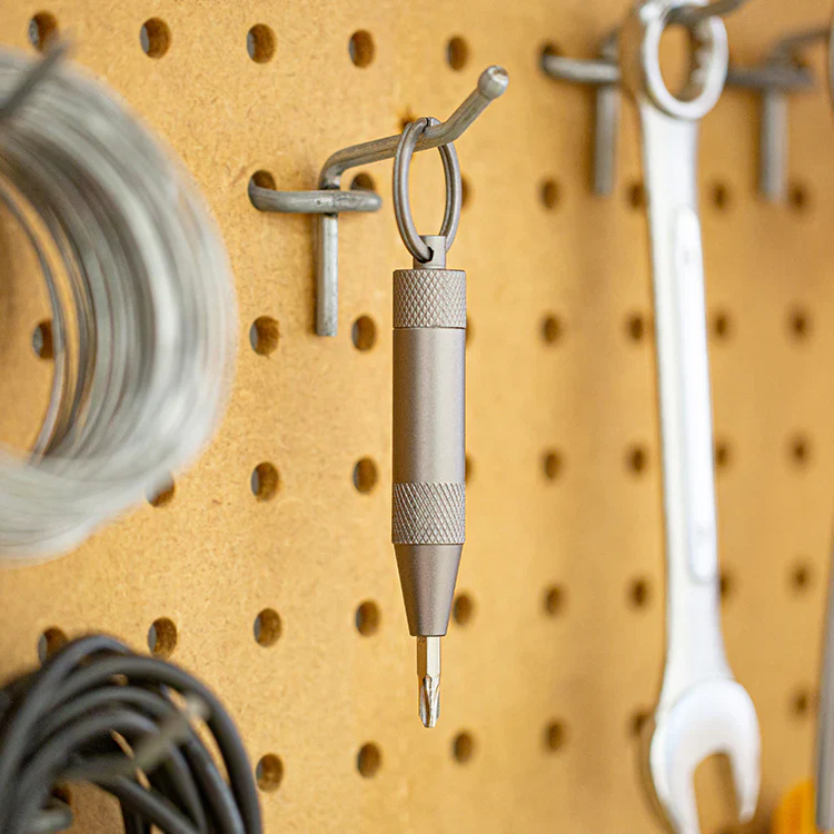 Kikkerland Screw It! Screwdriver Key Ring - Image 3