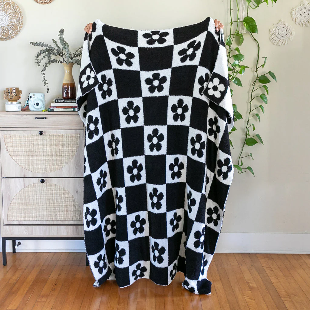Living Royal Blanket – Daisy Checker – 54" x 60" - Image 4