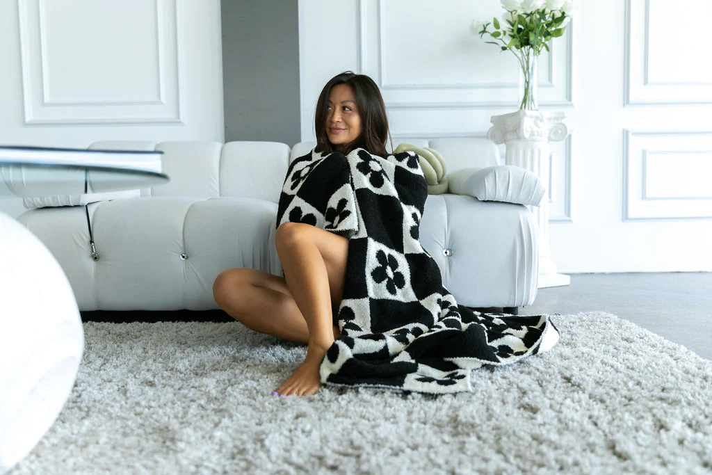 Living Royal Blanket – Daisy Checker – 54" x 60" - Image 5