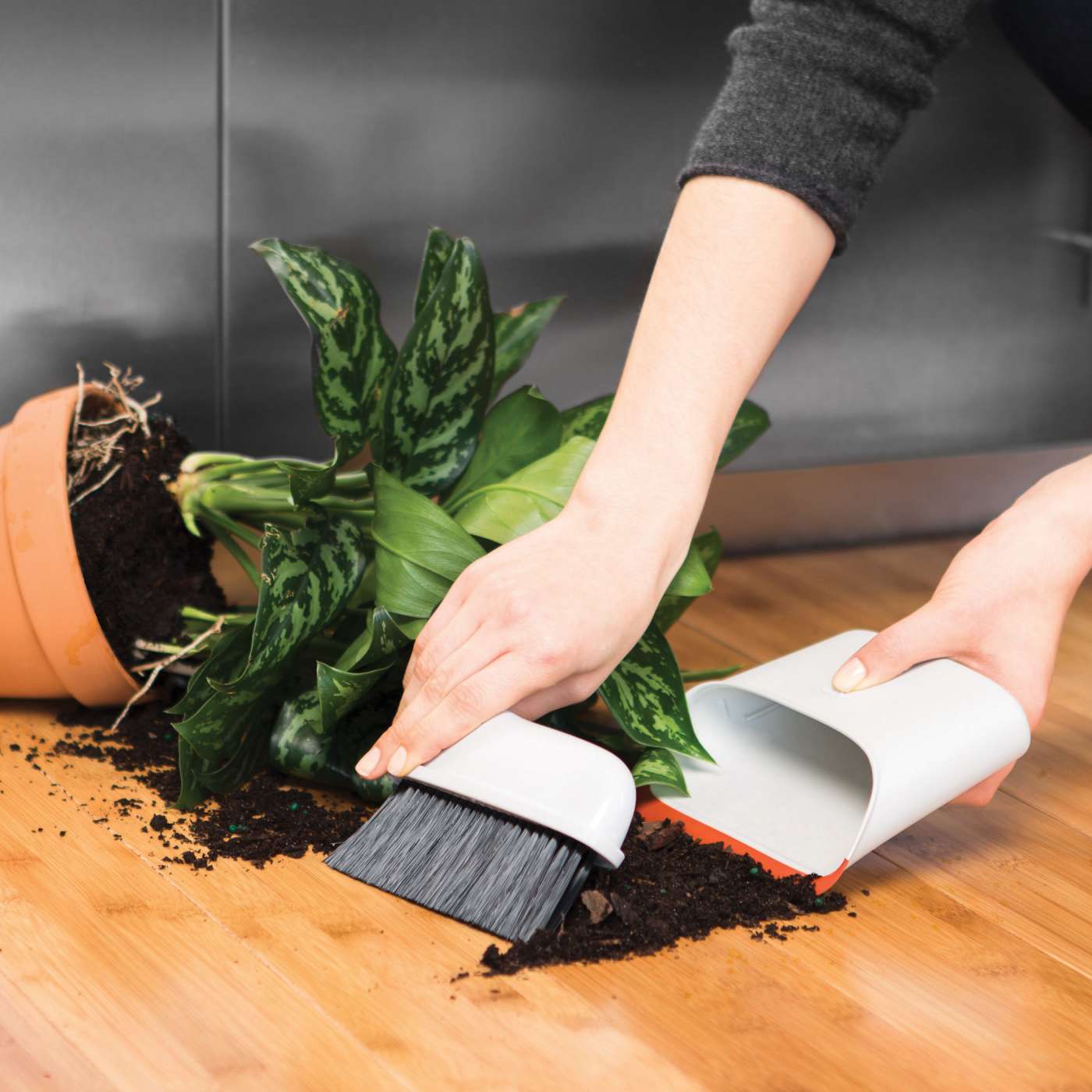 OXO Good Grips Compact Dustpan & Brush Set - Image 3