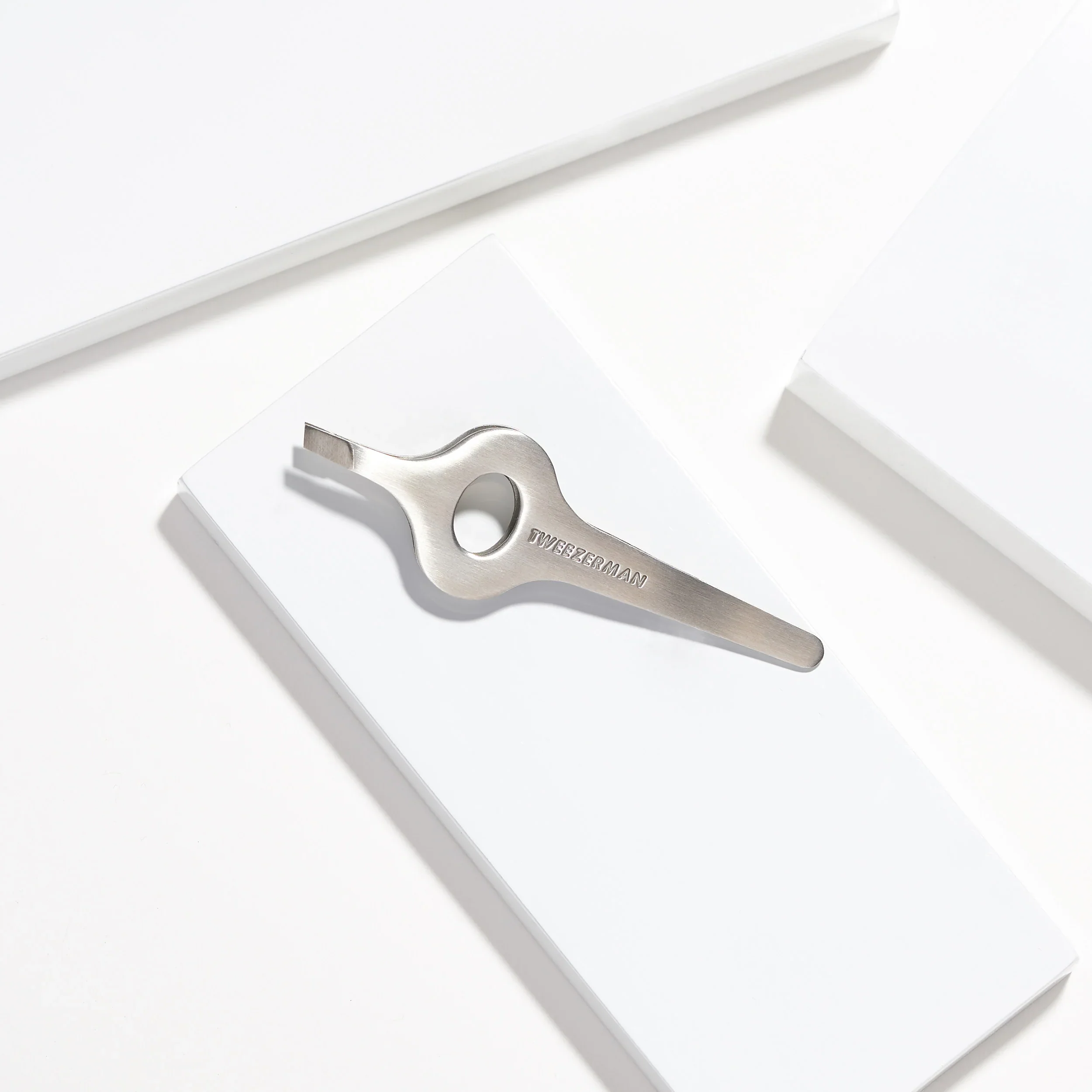 Tweezerman Wide Grip Slant Classic Tweezer - Image 2