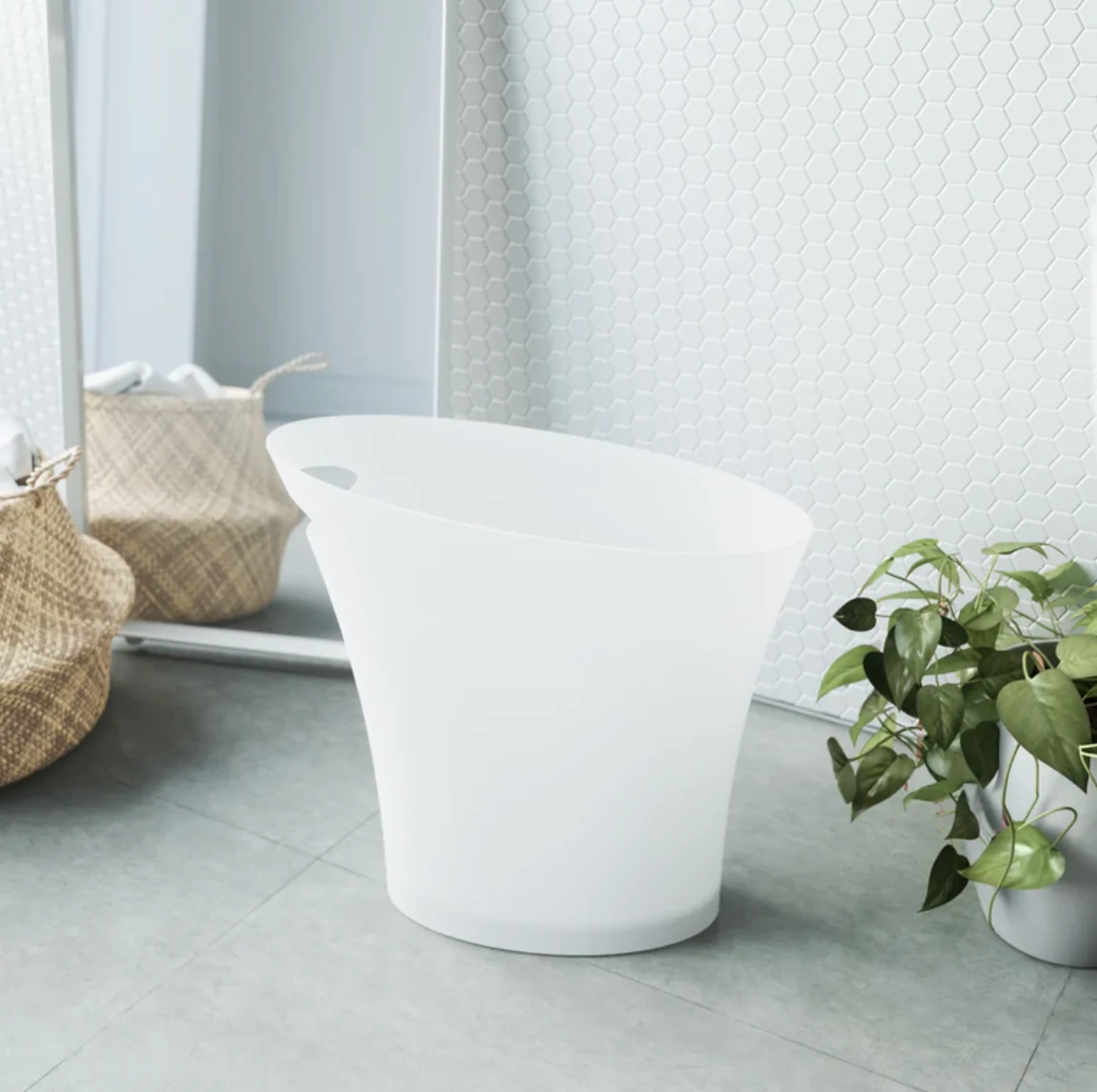 Umbra Skinny Trash Can – Metallic White – 2.4 Gallon - Image 3