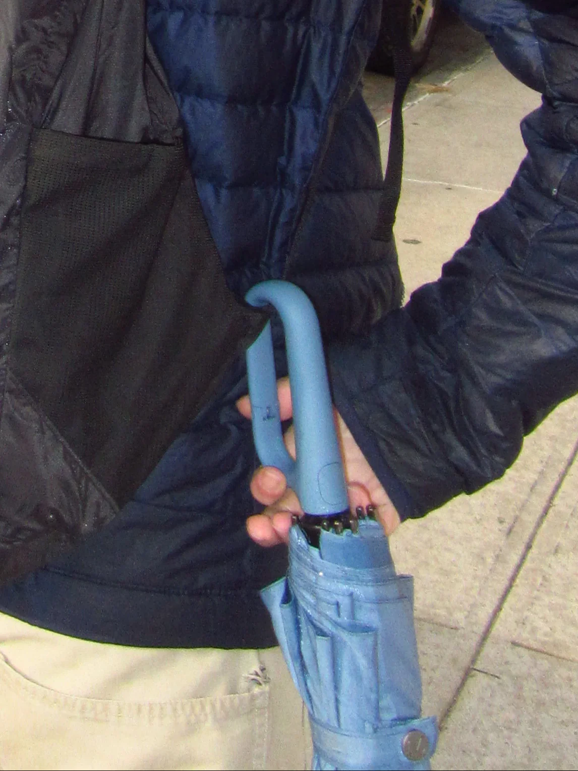 URBN ELEMNTS – Everyday Umbrella with Never-Forget Carabiner Handle – Blue - Image 10