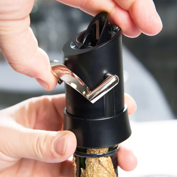 Vacu Vin Champagne Saver & Pourer – Black - Image 3