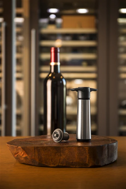 Vacu Vin Stainless Steel Wine Saver Pump With 2 Stoppers - Image 4